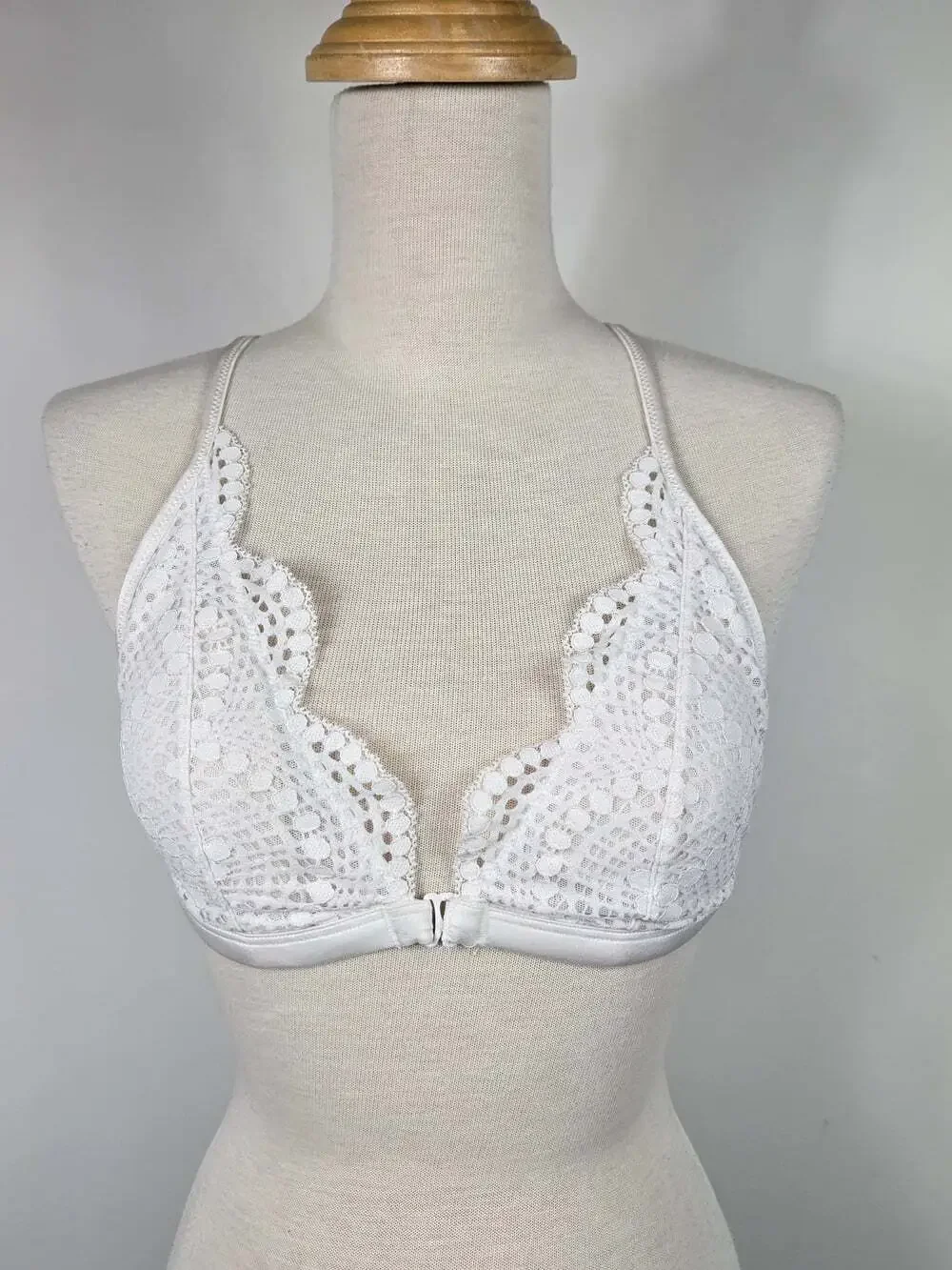 Victoria’s Secret White Lace Bralette Racerback Front Closure Bra M Coquette